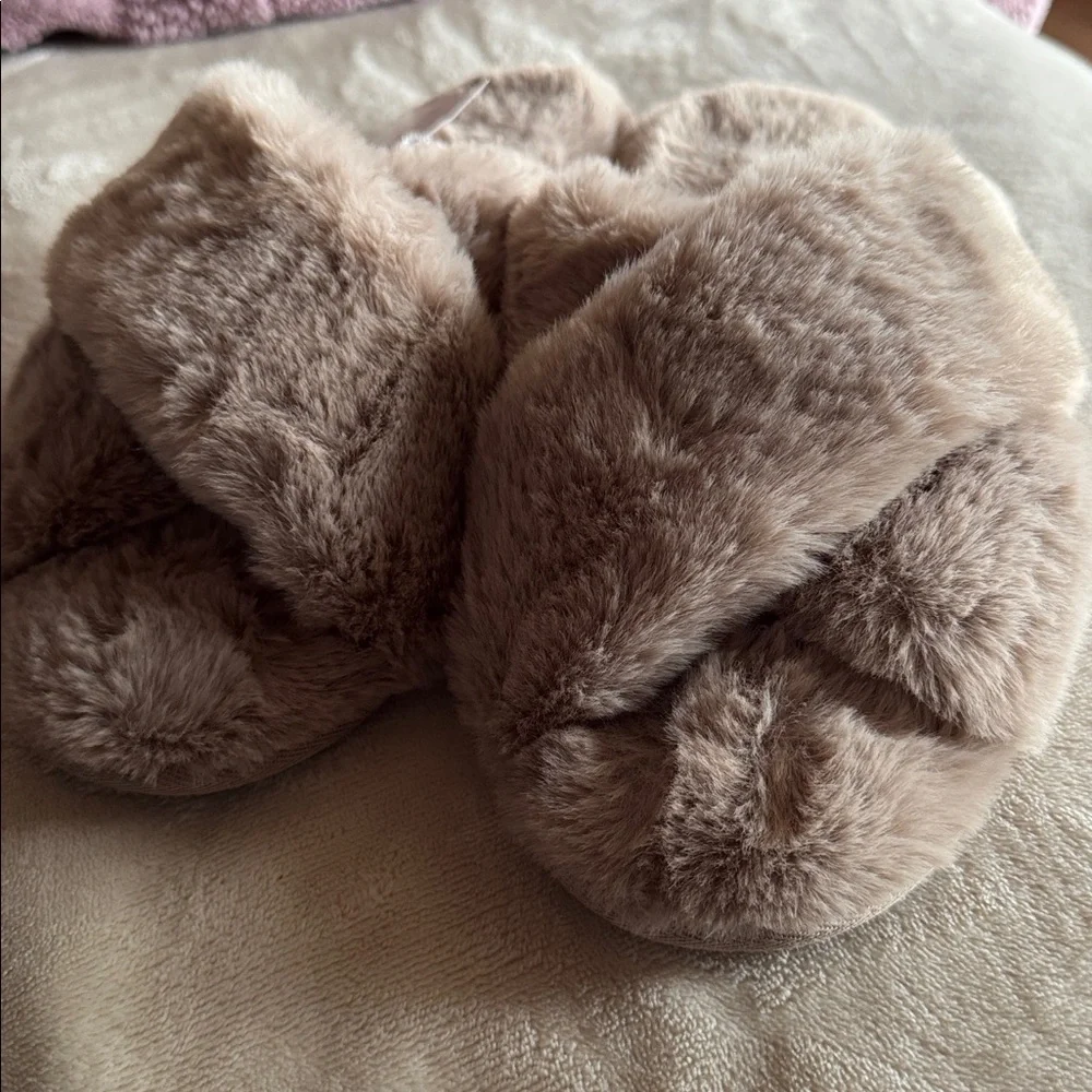 NWT JOYSPUN Women's Plush Tan Slippers - Picture 3 of 6
